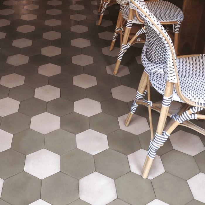 Restaurante con suelo e baldosa hidráulica hexagonal-balnco y gris