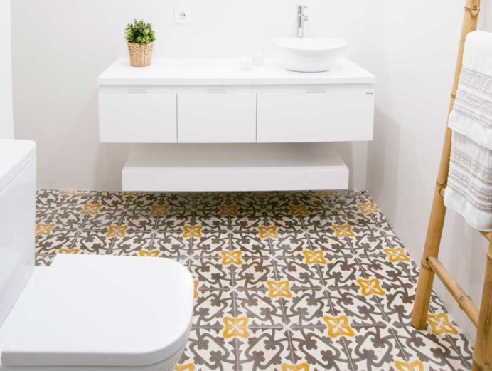 suelos hidraulicos banos pequenos1 Hydraulic cement tiles for bathrooms